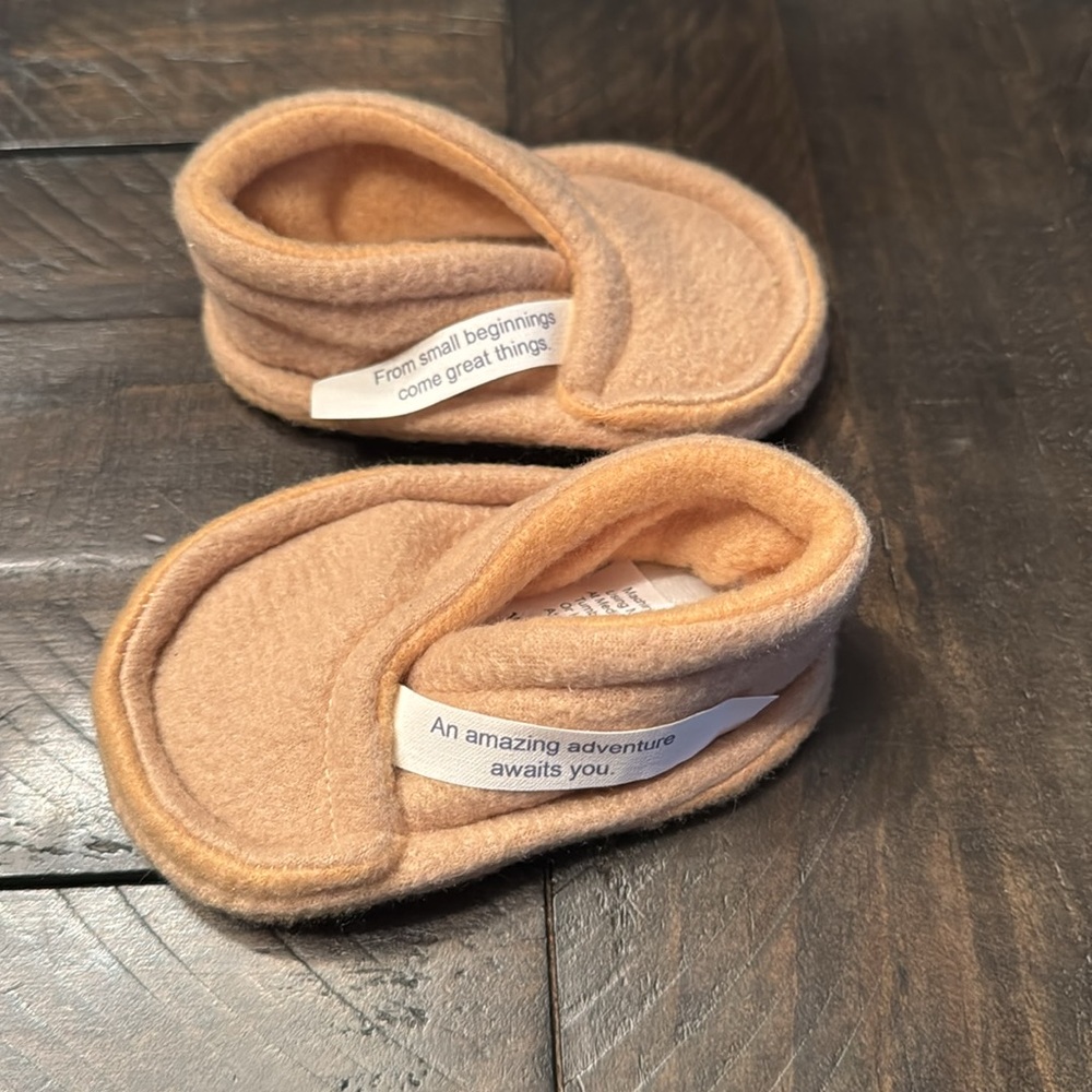 Faux Fur Trim Black Baby Boots and Tan Slippers size 6-9 months - Picture 8 of 9